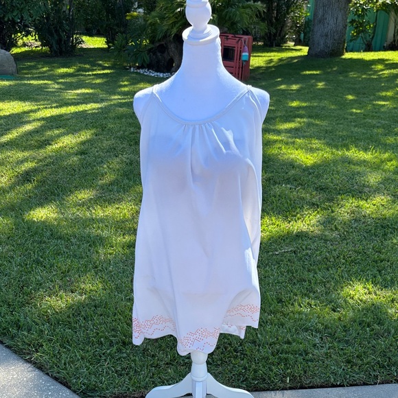 Elegant White Backless Dress - Picture 1 of 4
